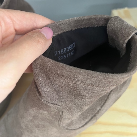 Taupe booties with churchy heels in size 7, great condition - Picture 6 of 6